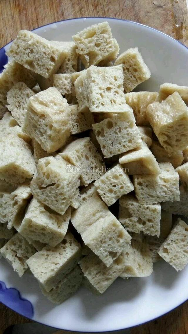面筋切块，香菜切段