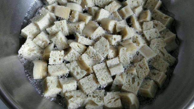 锅内烧水，烫一下面筋，面筋控干水份晾凉
