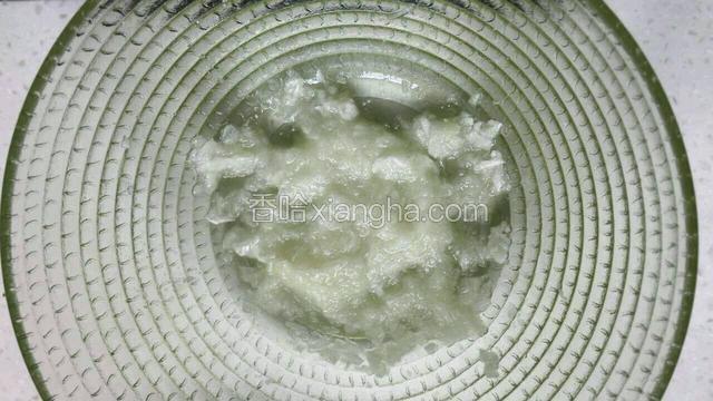 剥好的蒜放入碗中加盐，砸成蒜泥