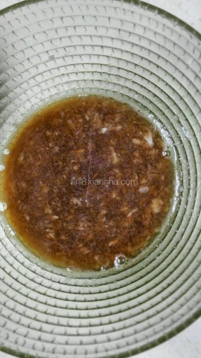 蒜泥碗中放入醋，糖，盐，香油