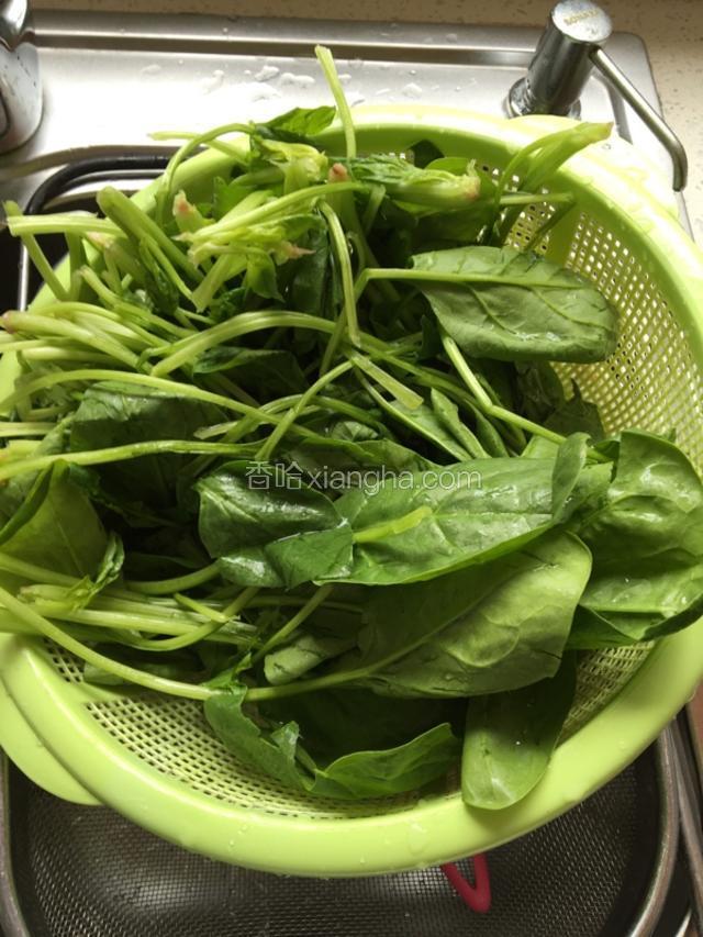 菠菜洗干净，可以清水泡10分钟