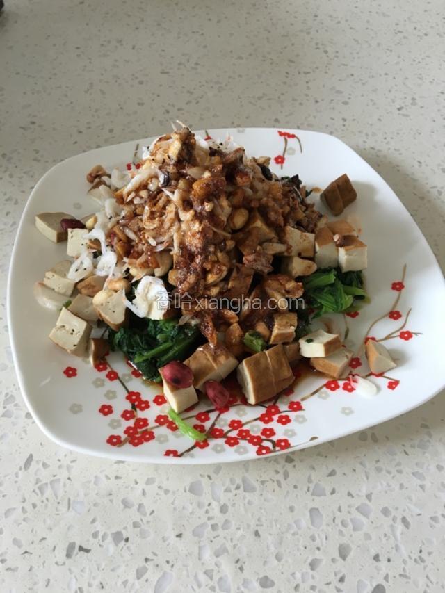 把所有的配料加进去，最后倒酱油，醋，糖，鸡精，最后淋上麻油，拌匀。