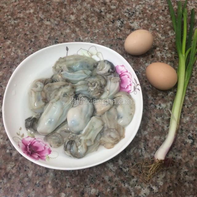 准备好食材：生蚝，鸡蛋，葱。