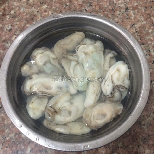 生蚝清洗盐水干净。