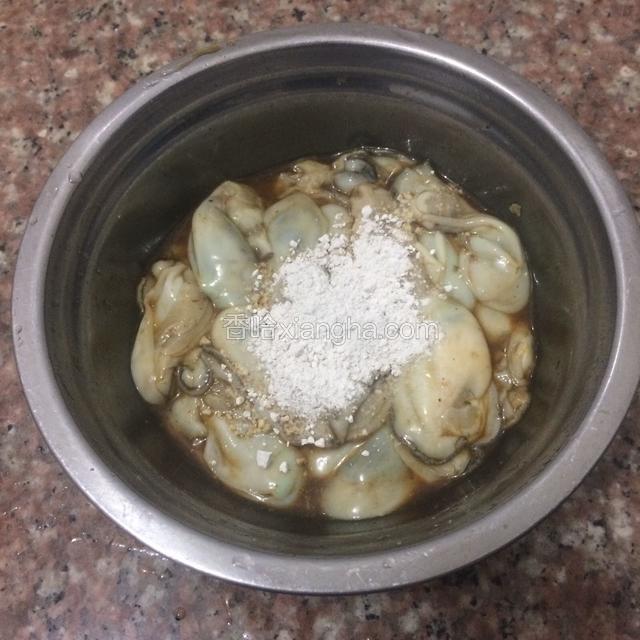 生蚝中放入一点点生抽，盐，料酒、红薯粉腌制片刻。