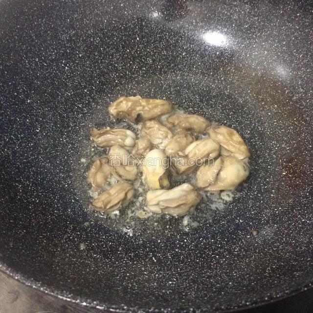 锅中放油，多放些，生蚝要煎一下子，再放鸡蛋。煎鸡蛋时就不需要再添油了，一次放足。