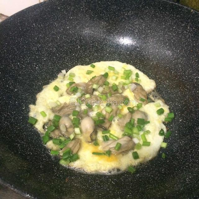 煎至8分熟时候倒入蛋液，翻转锅体，让蛋液均匀受热，煎至金黄，蛋液熟透，撒入葱花。