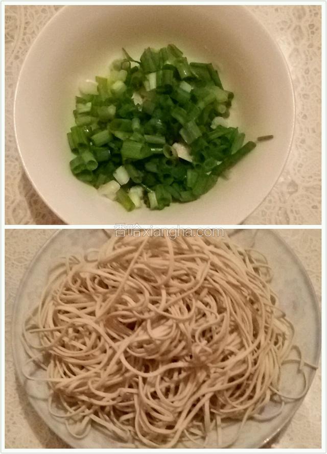 准备好湿面，和辅料。虾是昨天的我没拍，