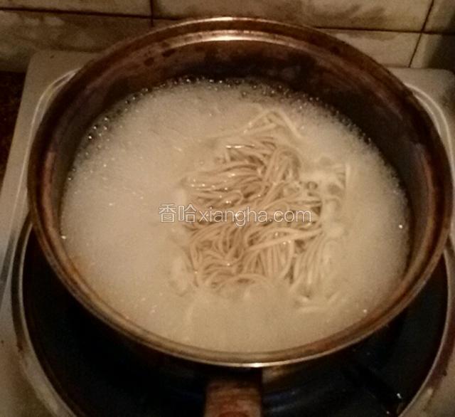 锅中放水，等水烧开，下面过一下水，将面捞出。