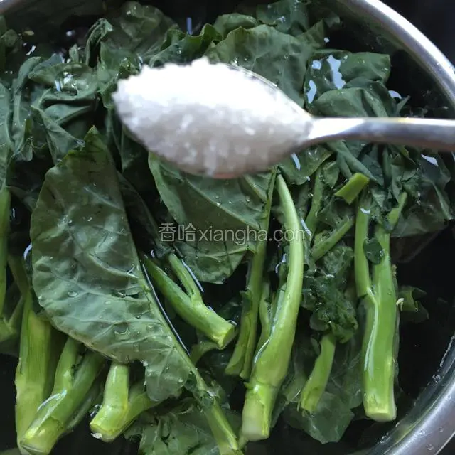 菜洗好后放一茶勺在水中将菜浸15分钟再清洗干净备用。