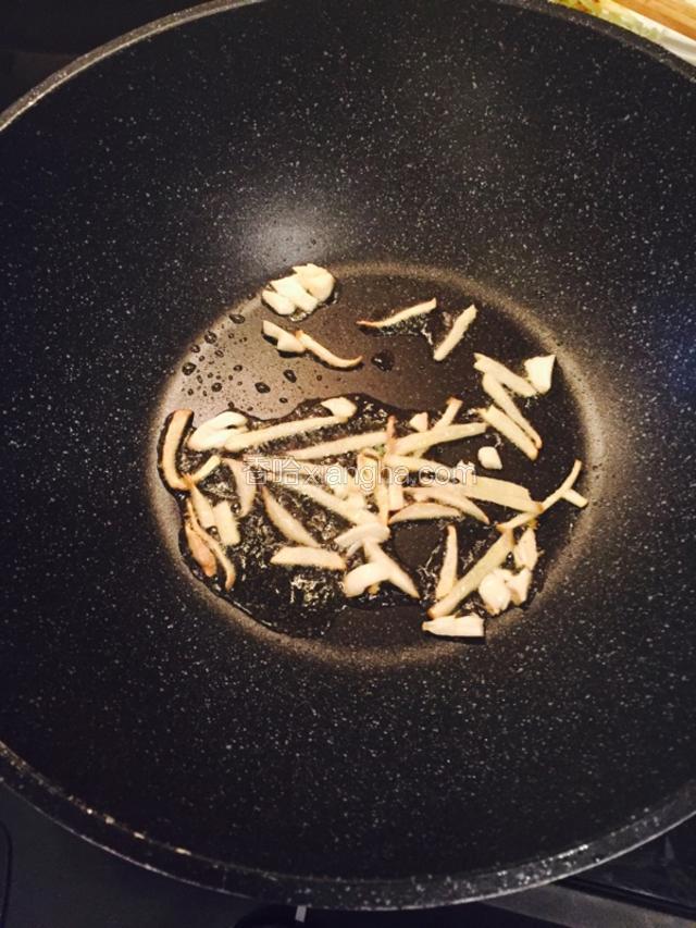 油热放蒜末和姜丝爆香。