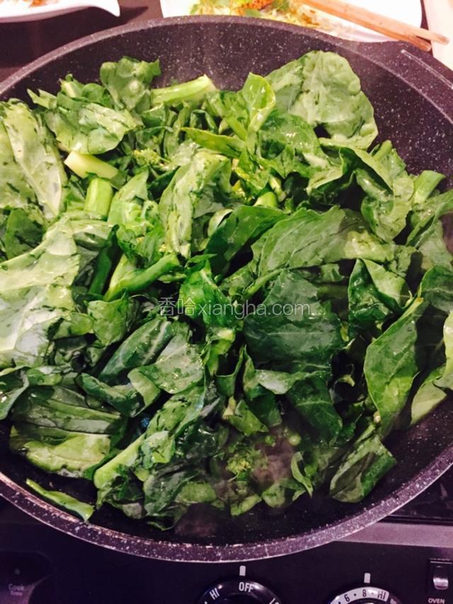 放芥兰菜入锅炒均匀
