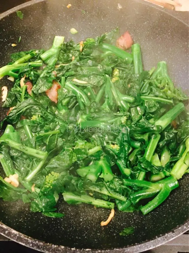 芥兰炒至九成熟放适量米酒和蚝油然后上碟。