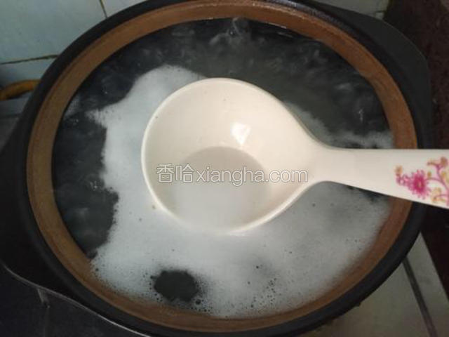 捞出表面浮沫，转中火煮约20-30分钟