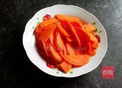 红萝卜炒肉的做法图解1