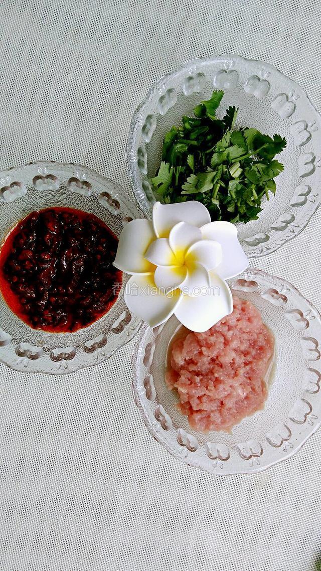 豆瓣酱剁碎，猪瘦肉剁碎，香菜切小碎。