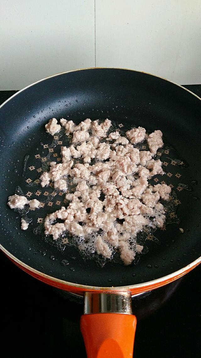 热油锅，倒入剁好的肉末炒散，调入适量料酒。