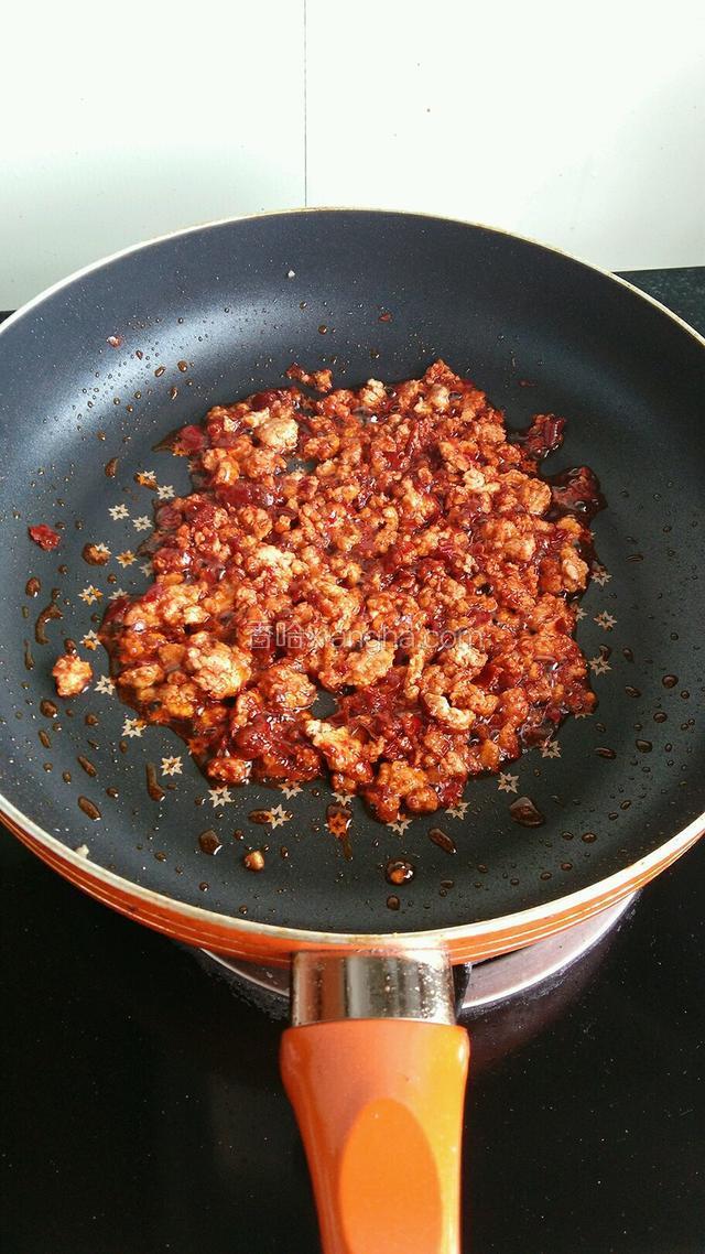 肉末和豆瓣酱翻炒均匀。