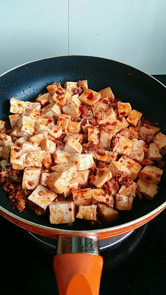 再倒入豆腐块轻轻翻炒一分钟。
