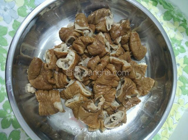 煮的非常烂乎，切成小段，因为吃不了里面的肥油，所以又把里面的油剔除，一点油都没有了。