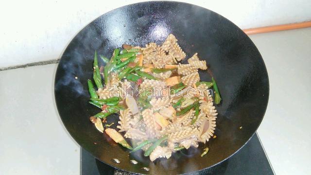 迅速放入鱿鱼，用先准备的汁生抽，味精，胡椒，芡粉，对的汁倒入锅內，快迅爆炒。