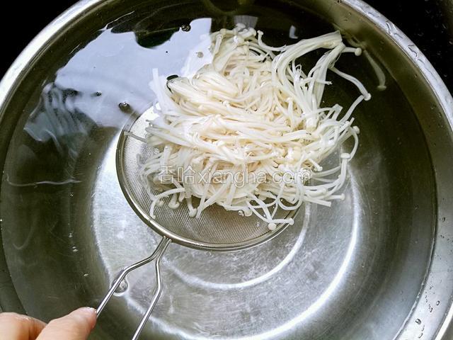 捞起过凉水，然后再控干水份。