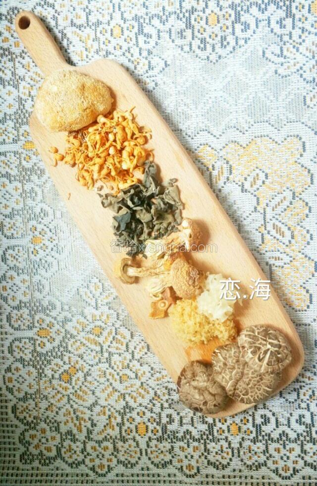 挑选上好的杂菌食材，包括猴头菇，孢子虫草花，野生小木耳，草菇，野生脆耳和香菇