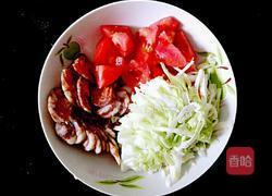 香肠炒面条的做法图解2