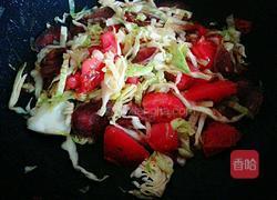 香肠炒面条的做法图解5