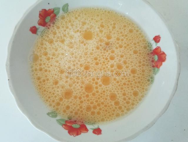 取干净碗打入鸡蛋加适量盐和稍凉的花蛤水均匀搅拌，再把蛋液浮在上面的泡泡捞掉
