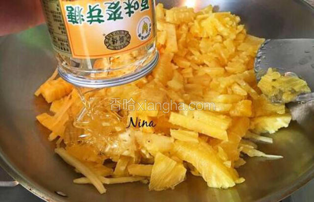 先制作凤梨馅：把凤梨切碎后加入麦芽糖熬煮。