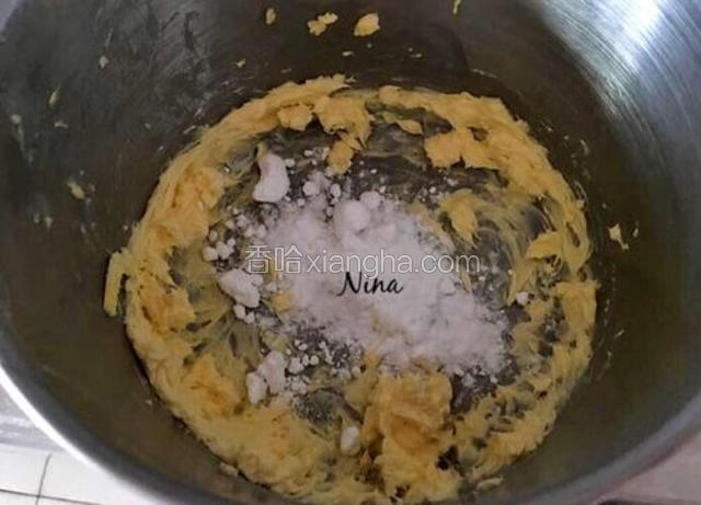 室温软化的黄油用电动打蛋器稍微打一下，然后加入糖粉继续搅打至黄油颜色稍微变淡。