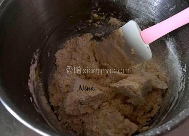 低粉、芝士粉、奶粉过筛后加入到黄油中。