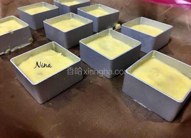 面团包好凤梨馅之后摆入模具中，大约7-8分满，轻轻压成符合模具的形状。
提前把烤箱预热180度。