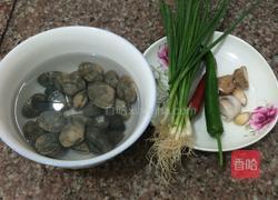 葱姜炒花蛤的做法图解1