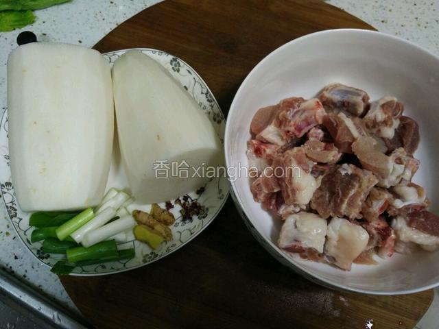 请材料准备好如图小葱切细，然后萝卜切小块