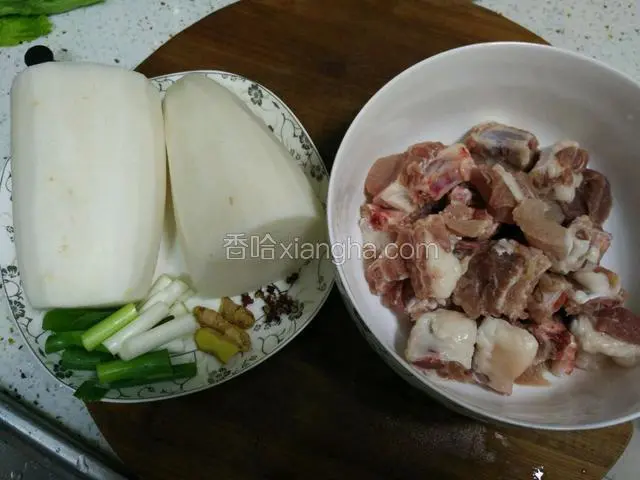 请材料准备好如图小葱切细，然后萝卜切小块