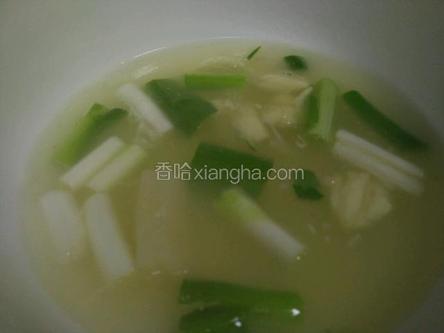 然后放如萝卜煮熟，最后放适量盐。起锅时在汤碗里放入大葱，把蒜瓣拍碎放入碗中加汤让味道融入到汤里面