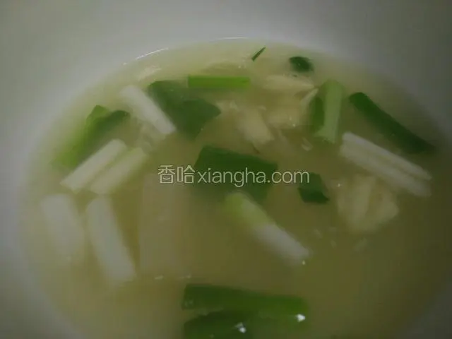 然后放如萝卜煮熟，最后放适量盐。起锅时在汤碗里放入大葱，把蒜瓣拍碎放入碗中加汤让味道融入到汤里面