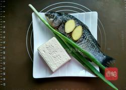 炖鱼汤的做法图解1