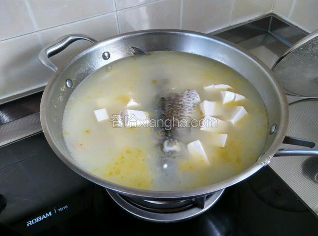 放入豆腐块，转大火烧开，再转中小火煮10分钟