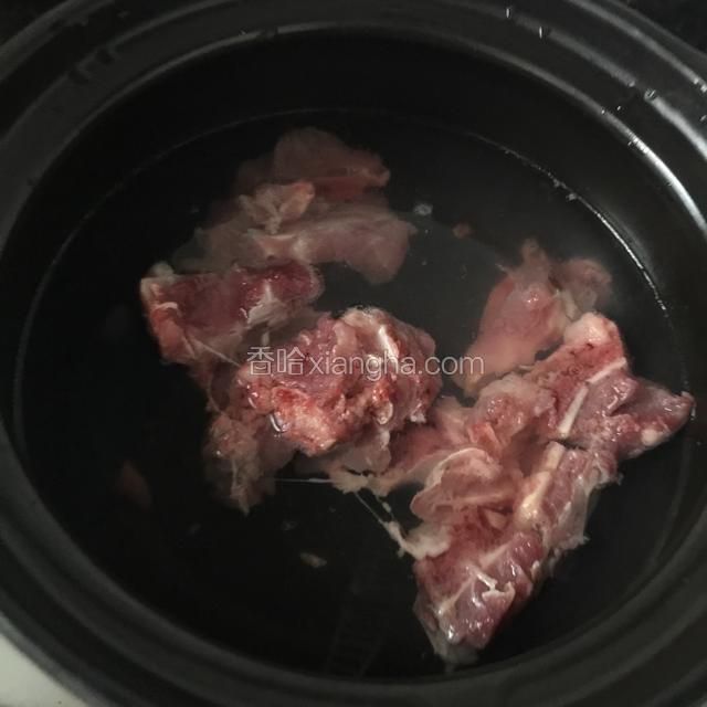 排骨洗好放锅中煮开水 焯一下血水 再冷水洗净