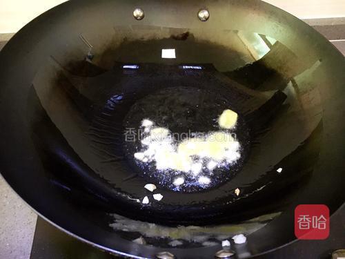 锅中放入适量油烧热，然后放入蒜姜爆香。
