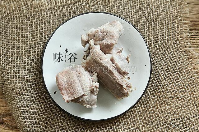 锅内加水烧开，放入猪骨和4片姜，用大火煮去猪骨的血水，捞出备用。