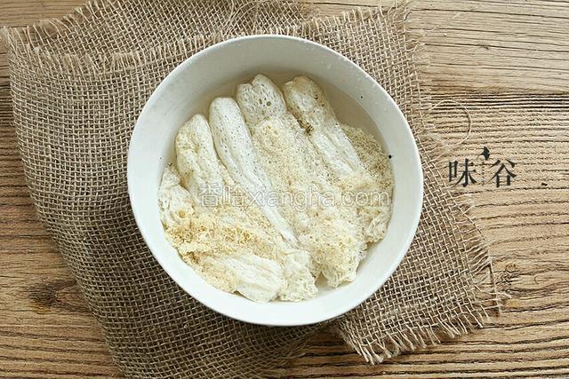 竹荪用淡盐水泡10分钟左右洗净。