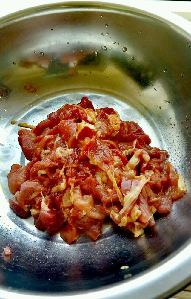 猪肉切片，用少许酱油料酒抓均腌制5分钟