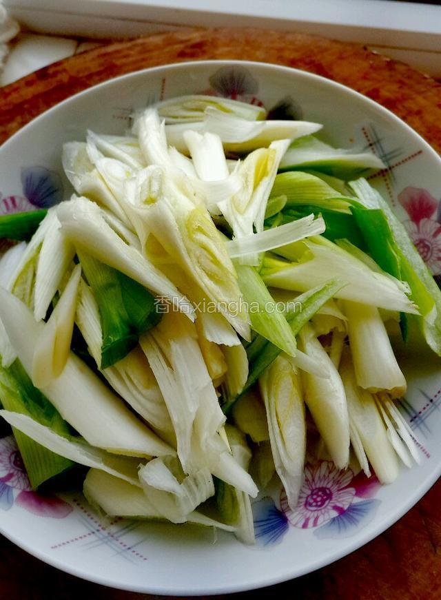 把洗净的大葱切好备用