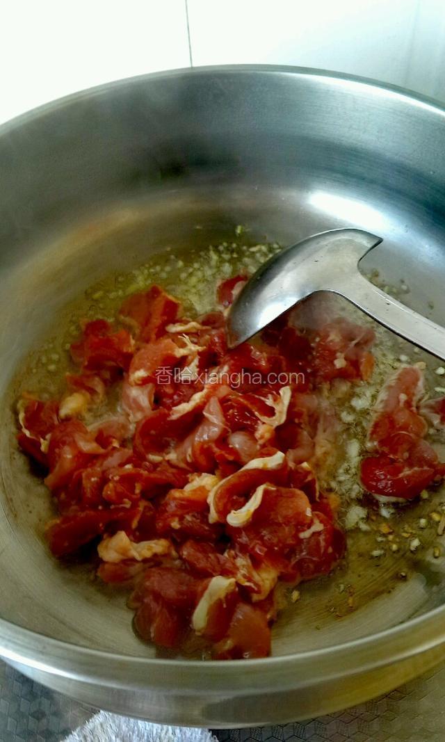 倒入腌制好的肉片