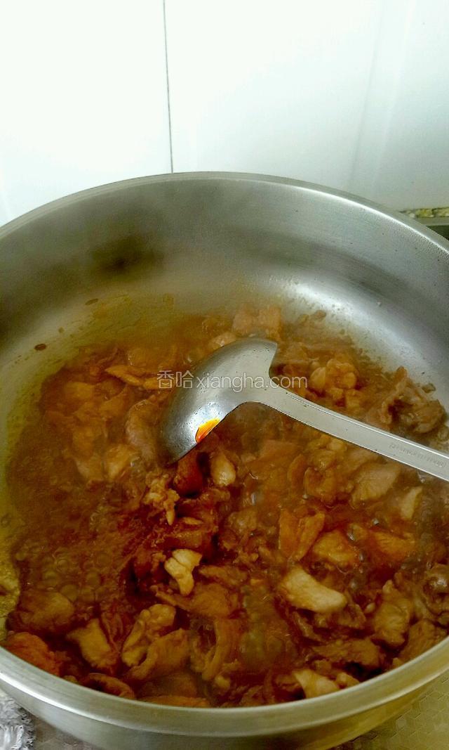 肉炒变色，倒入酱油爆炒，肉均匀上色后，倒入大葱快速翻炒2分钟