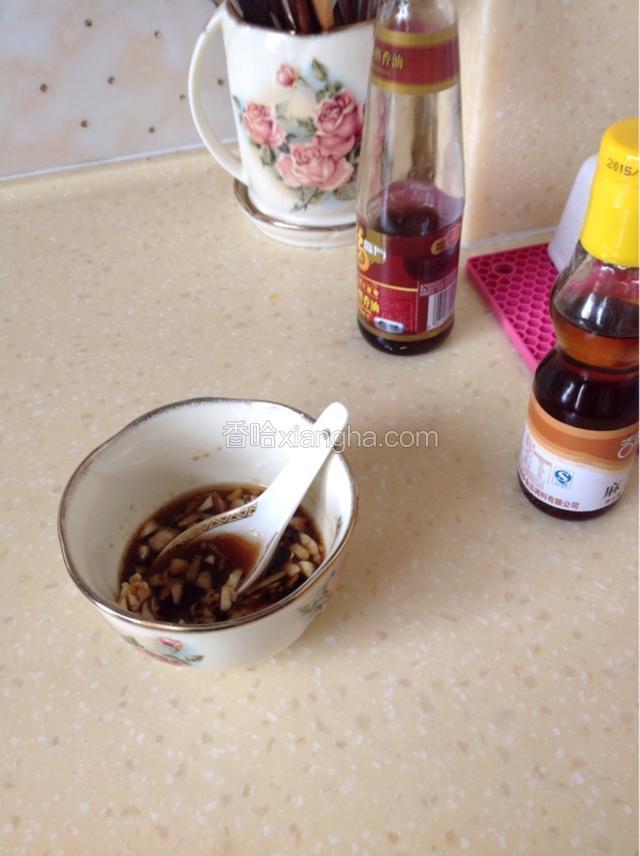 把蒜拍碎切成片，把姜切成沫以及准备的凉拌醋、香醋、蚝油、麻油、盐、白糖、味精制成蒜姜汁